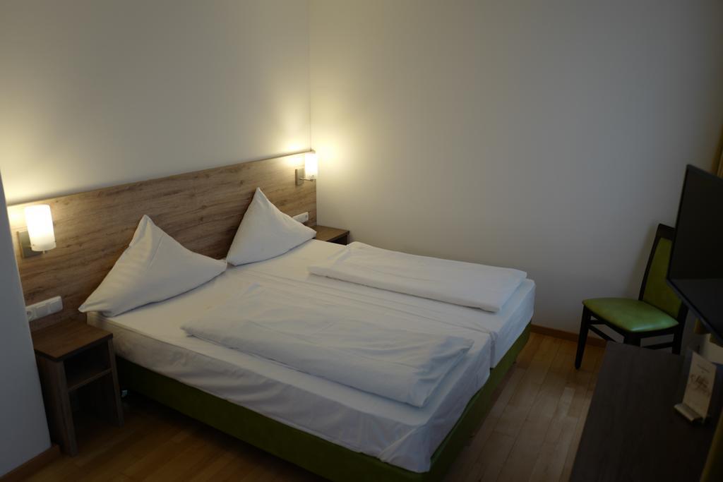 Hotel Stern Gersthofen Buitenkant foto